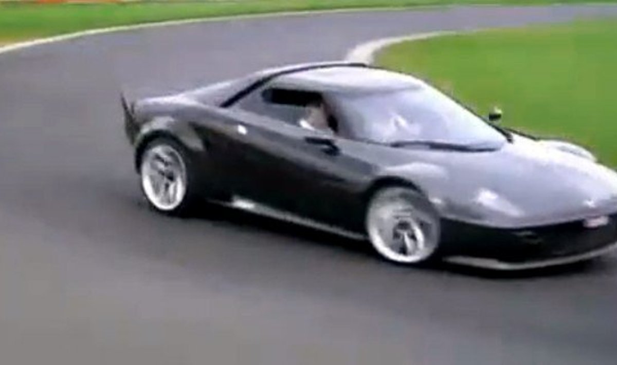 483 hj keskmootoriga Ferrari, mil nukra silmnäoga stiilne Stratose kuub üll
