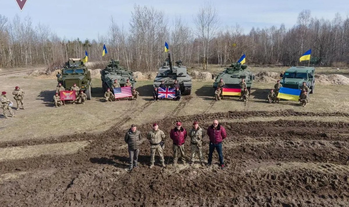 CHALLENGERID ON KOHAL: Ukraina kaitseministeerium jagas fotot Ukrainast (täpsustamata asukoht), kuhu jõudsid brittide tankid Challenger 2. Esimesed Ukraina sõdurid on ka äsja lõpetanud väljaõppe nende tankidega sõitmiseks.