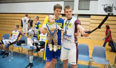 Madis Pärtel poseerib Eesti meistrivõistluste pronksivõidu järel koos pisipoja ja TTÜ sidemängija Kusti Nõlvakuga.