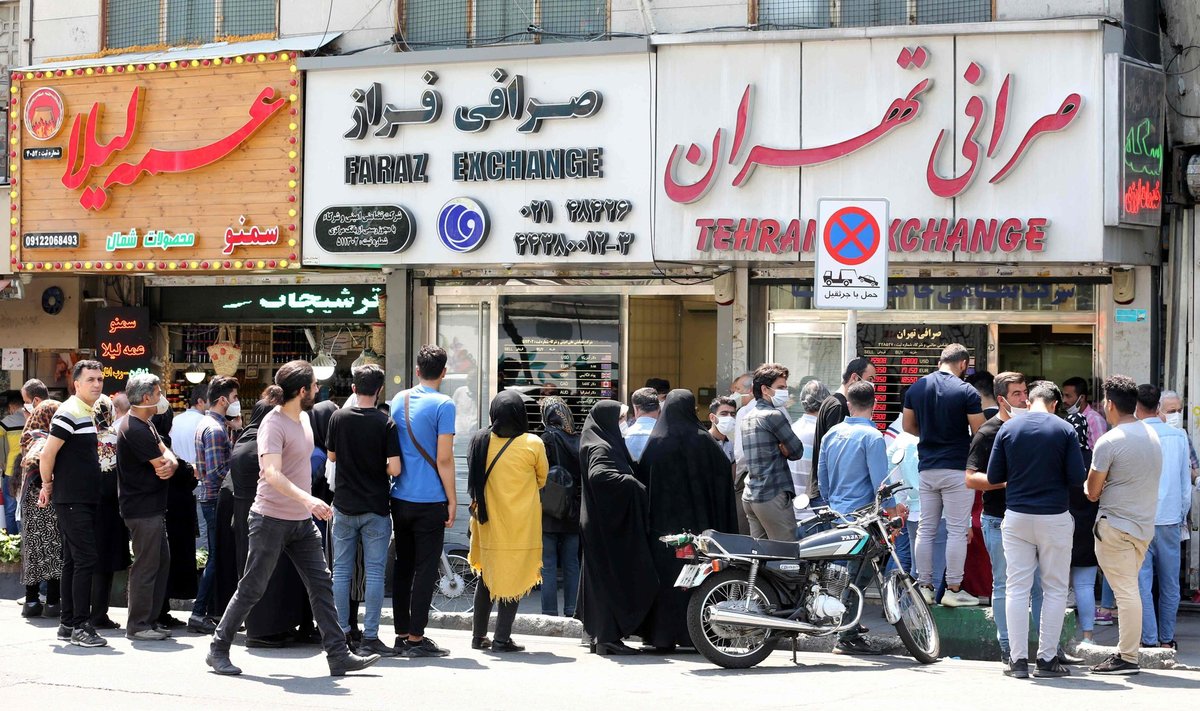 Laupäevane järjekord Teherani valuutavahetuspunkti juures