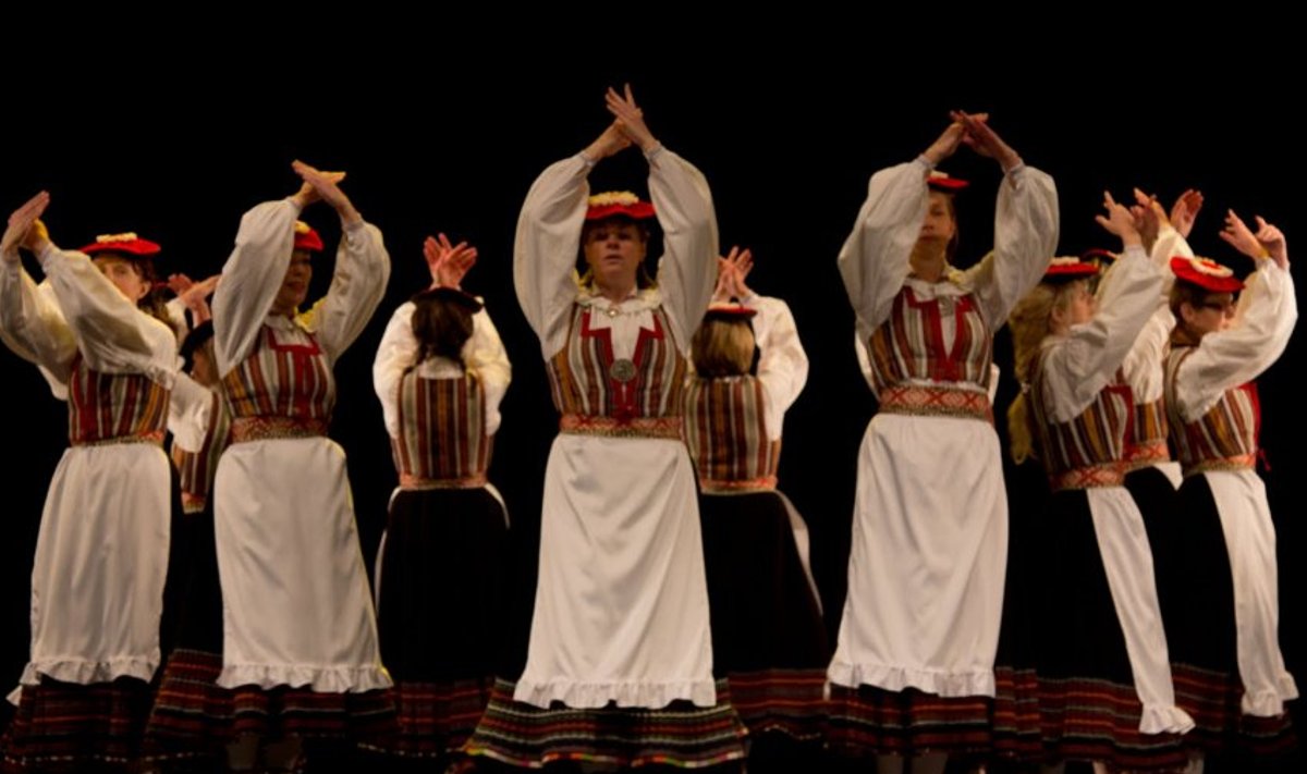 Jõgevahe Pere naisrühm esitamas tantsu "Põlvest põlve". Foto: Marika Järvet