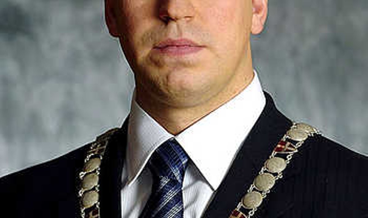 HEROILINE: Tallinna linnapea Jüri Ratase ofitsiaalne portree ametiketiga. Tallinna Linnavalitsus
