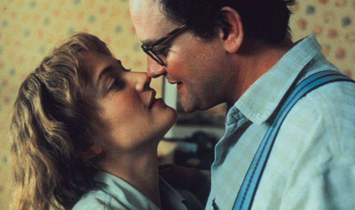Biograafilises mängufilmis „Iris” mängis noort Murdochit Kate Winslet ja tema abikaasat Hugh Bonneville.