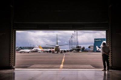 AirBalticu esindaja jälgimas värskelt hooldatud Boeing 737 lahkumist Magnetic MRO angaarist