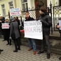 FOTOD: Tallinna volikogu ees mässati laristava linnavõimu vastu