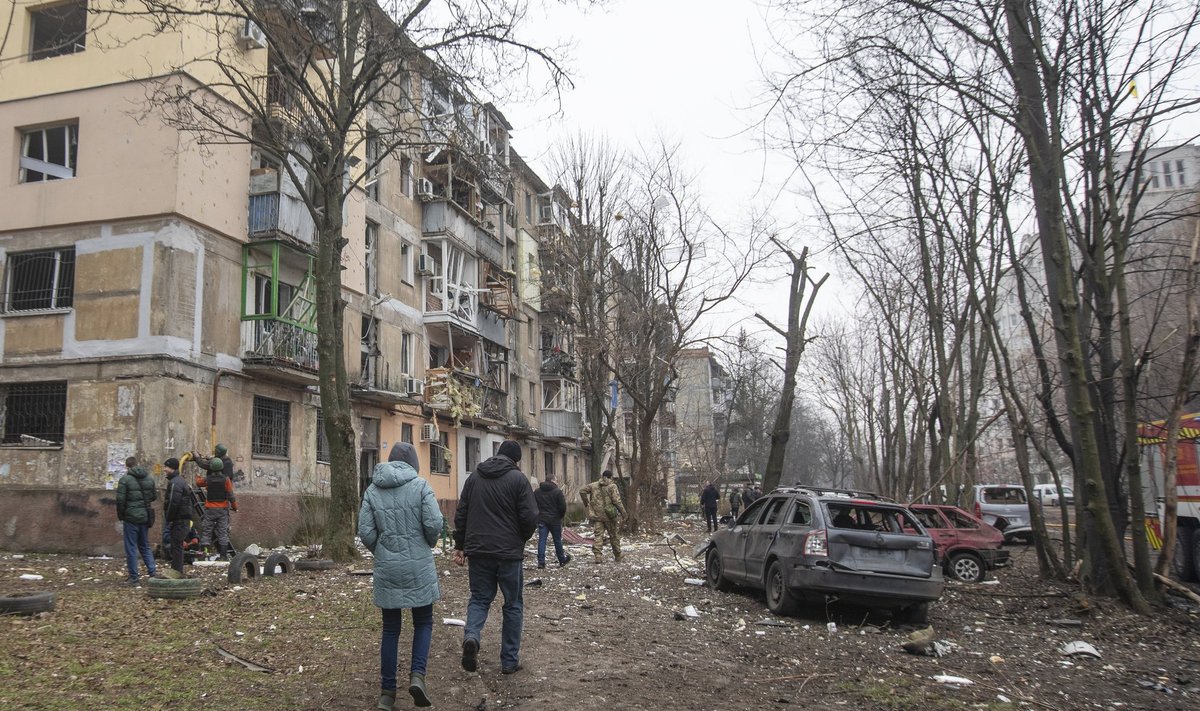 Rünnak tabas Kiievi kõrval ka teisi linnu. Antud pildil tänahommikused purustused Dnipros.