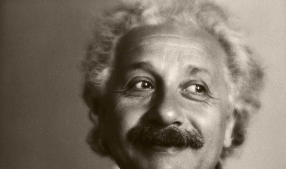 MAAILMAKUULSAD TEADLASED: Albert Einstein (pildil) saab telegrammi üldrelatiivsusteooria võrrandite esimese lahendiga, aga selle saatja füüsik Karl Schwarzschild on sõnumi kohalejõudmise ajaks surnud.
