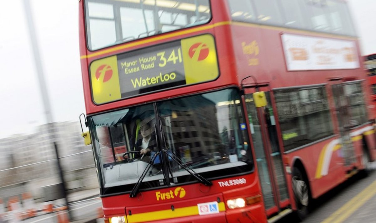 A double-decker bus travels across Waterloo Bridge in London on January 20, 2010. AFP PHOTO / Adrian Dennis