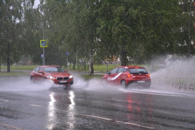 Воды на дорогах было много.