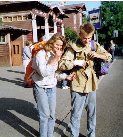 Pille ja Peeter 1992. aastal Austriast tagasi Tartus. Reisipisik on perekonnas endiselt sees, nüüd ka Kangru lastes.