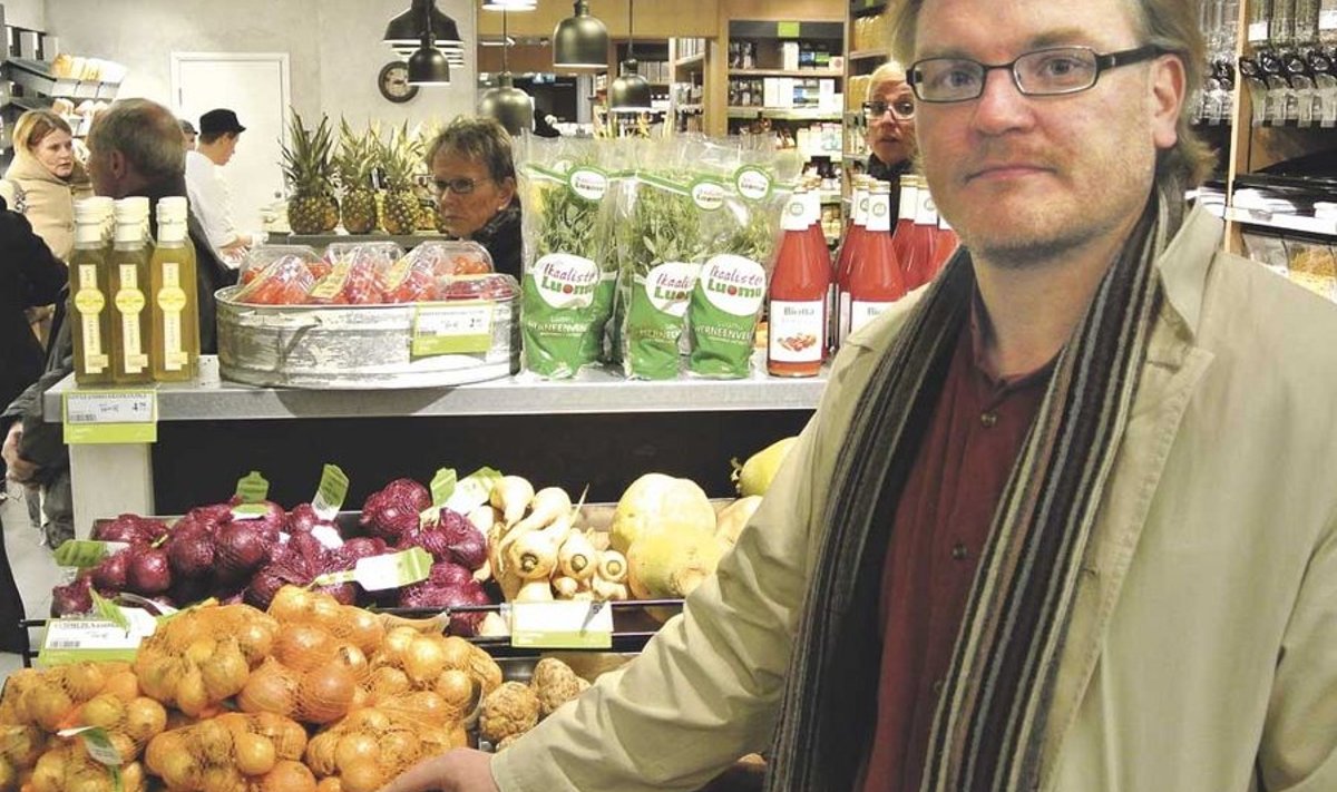 Tervislikuma toidu peale kulutavad Soomes raha ka tavalised inimesed, väidab Soome mahetootjate ühistu ekspert Mikko Rahtola Stockmanni kaubamaja mahetoodete osakonnas. Foto: Martin Hanson.