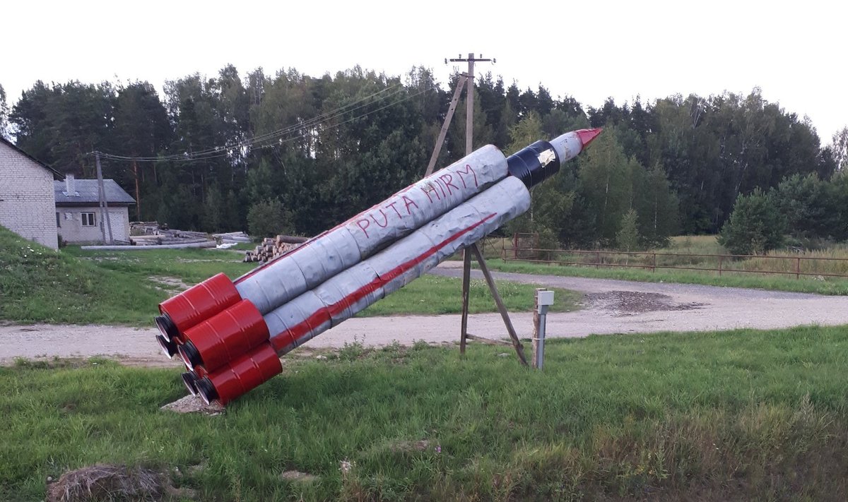 NINA ITTA: Põlva-Värska maantee ääres, suunaga Venemaa poole on keegi ehitanud valmis raketi, mis kannab nime "PUTA HIRM". 