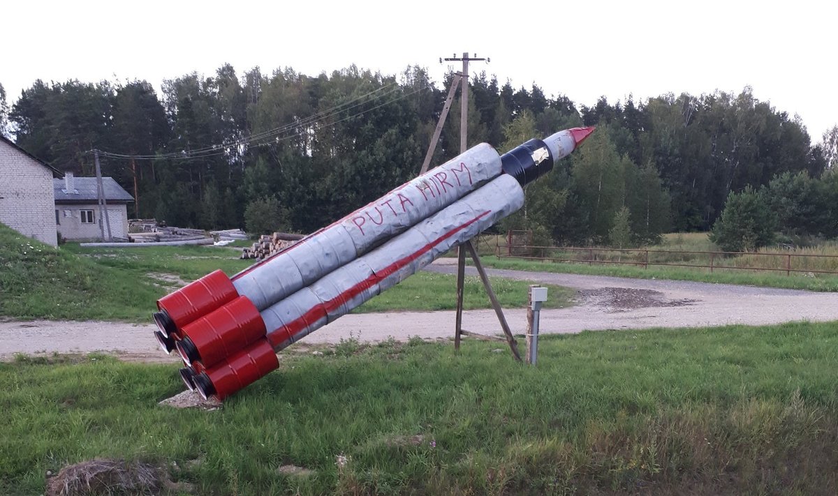 NINA ITTA: Põlva-Värska maantee ääres, suunaga Venemaa poole on keegi ehitanud valmis raketi, mis kannab nime "PUTA HIRM".