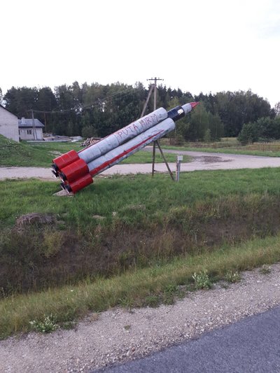 NINA ITTA: Põlva-Värska maantee ääres, suunaga Venemaa poole on keegi ehitanud valmis raketi, mis kannab nime "PUTA HIRM". 