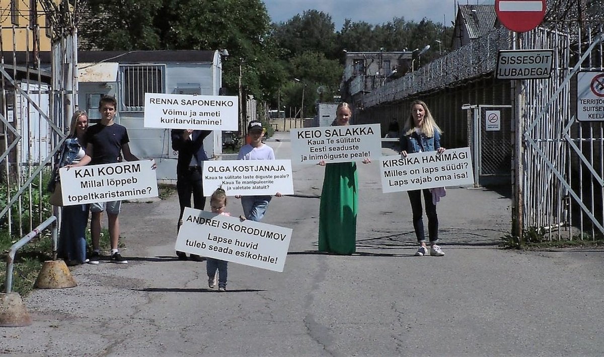 SUVINE MEELEAVALDUS: Kinnipeetavate lähedased Tallinna vangla väravas.