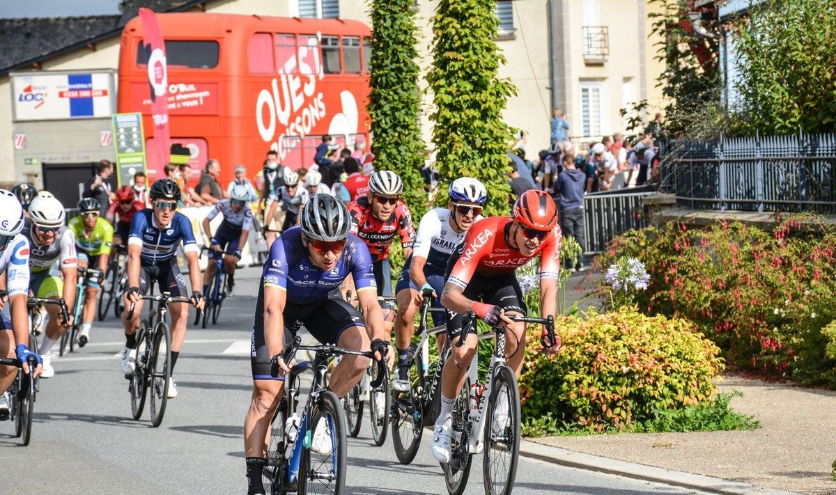 Markus Pajur (paremal punases) Bretagne velotuuri viienda etapi finišis