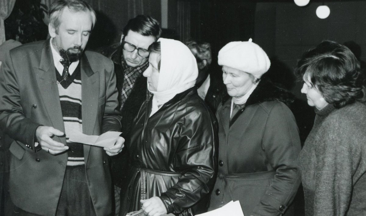 Kui käisime Maalehe lugejatega maal kohtumas, sai jurist Maido Pajost tõeline kohtumiste magnet. Pildil jagab Maido Pajo lugejatele õigusalast nõu. 1990. aastad.