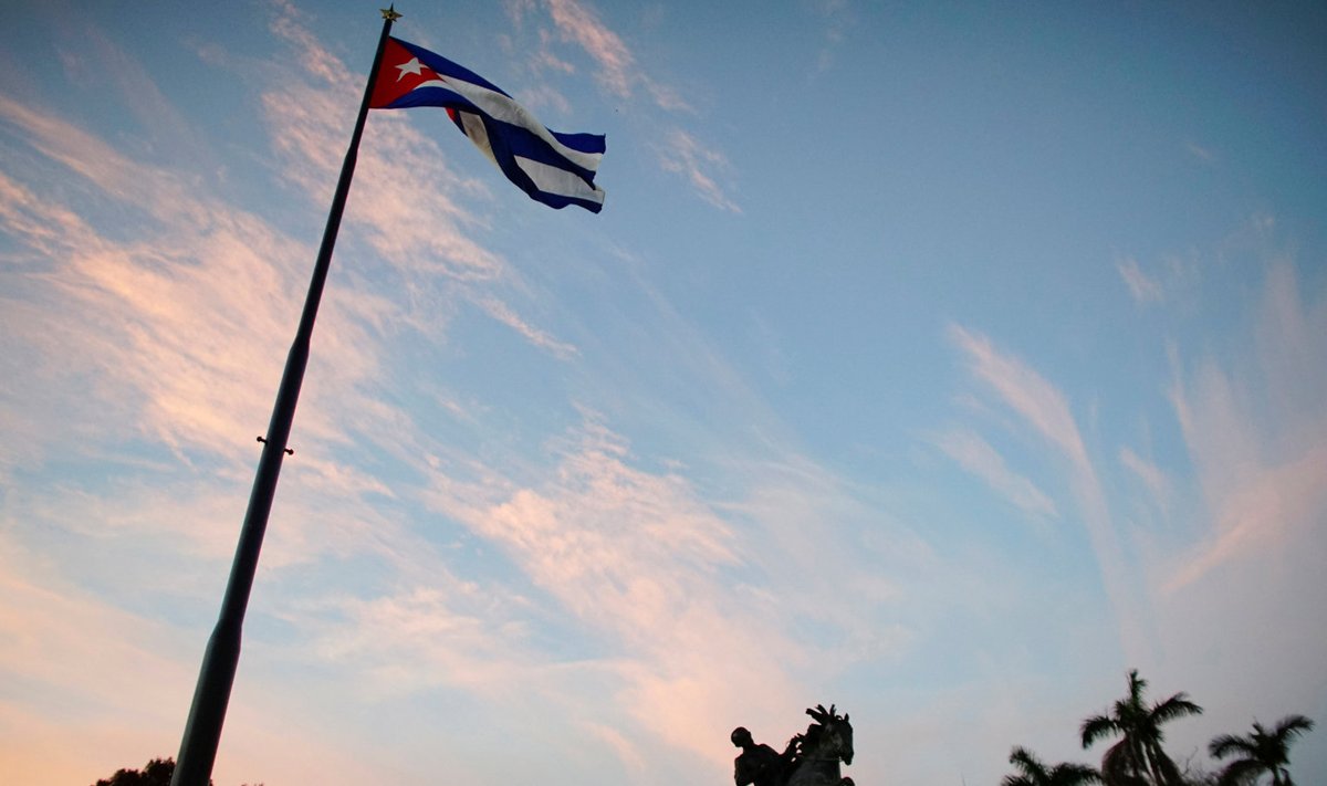 Kuuba lipp ja rahvuskangelase José Marti ratsaskulptuur Havannas. 
