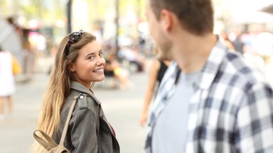 Mõned viisid jutu alustamiseks on paremad kui teised. 10 fakti flirtimisest, mille teadmine tuleb kasuks nii suhtes kui vallalisena