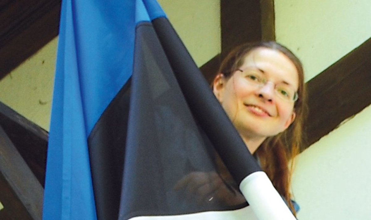 Järgmisel aastal loodab Triinu Ojar võrulaste tähtpäevadel Võru Instituudis Eesti lipu kõrvale lehvima panna ka võrulaste oma. Foto: Mirjam Nutov
