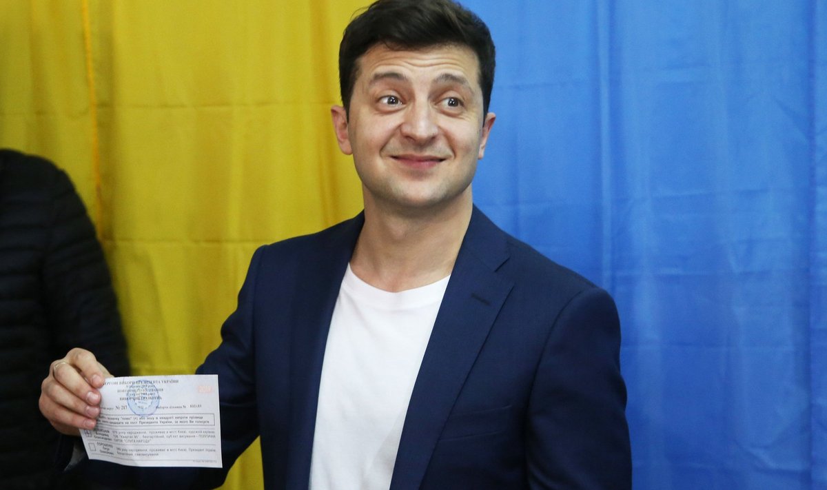 Ukraina järgmine president Volodõmõr Zelenskõi valimissedeliga, millest tehtud fotod tõid talle trahvi.