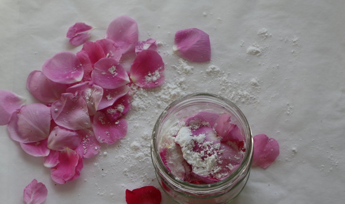 Roosisuhkur. Asetage vaheldumisi tuhksuhkur ja roosi kroonlehed. Suhkur tõmbab endasse mõnusa roosilõhna ning õied sobivad suviseid kooke kaunistama.