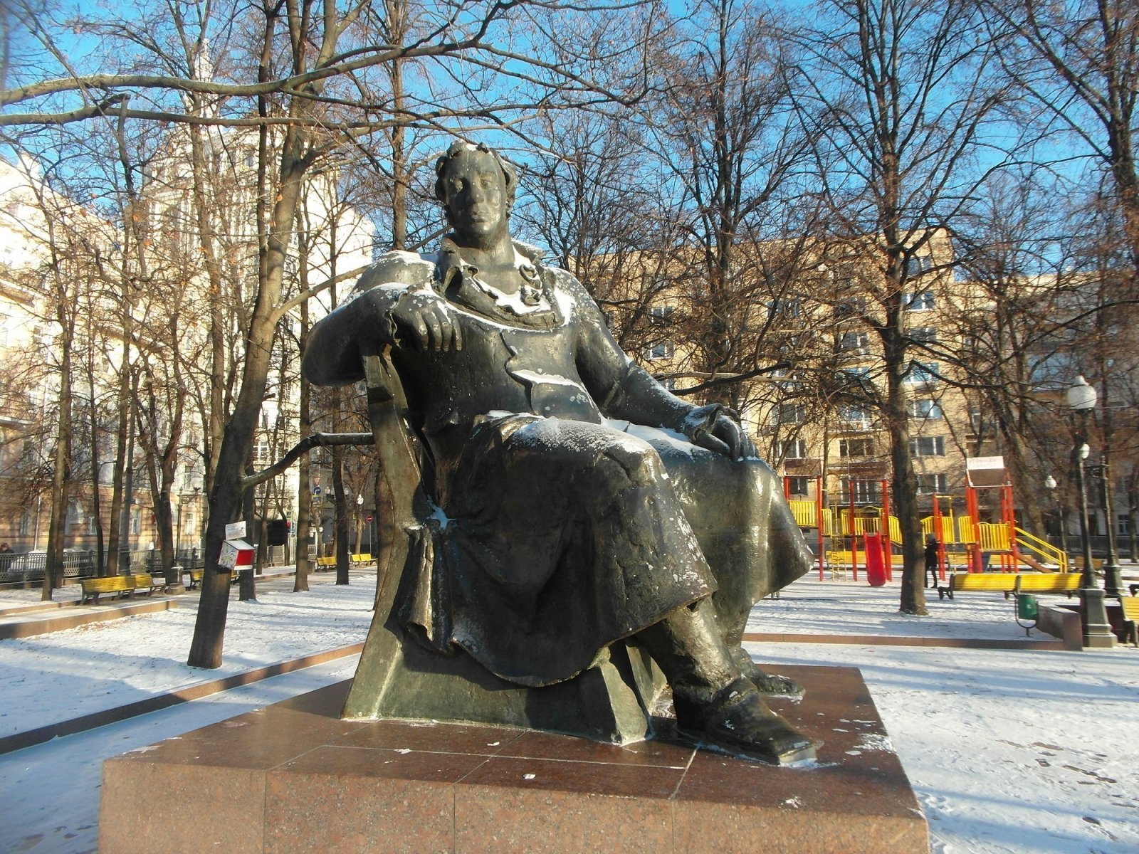 В москве есть памятники. Памятник Крылову в Москве на Патриарших прудах. Памятник Ивану Андреевичу Крылову Патриаршие пруды. Крылов Иван Андреевич памятник в Москве. Крылов Иван Андреевич памятник на Патриарших.