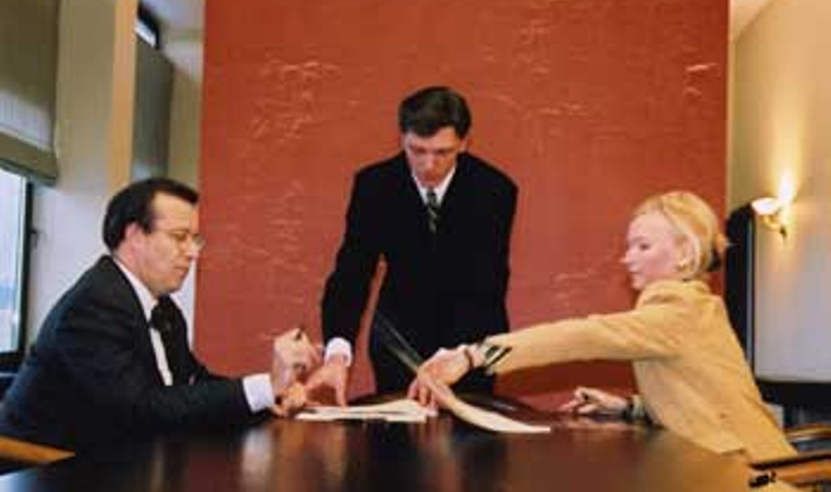 ILVES ANNAB, ORAV VÕTAB: Kristiina Ojuland allkirjastab välis­ministeeriumi ülevõtu Toomas Hendrik Ilveselt 12. märtsil 2002. Vallo Kruuser