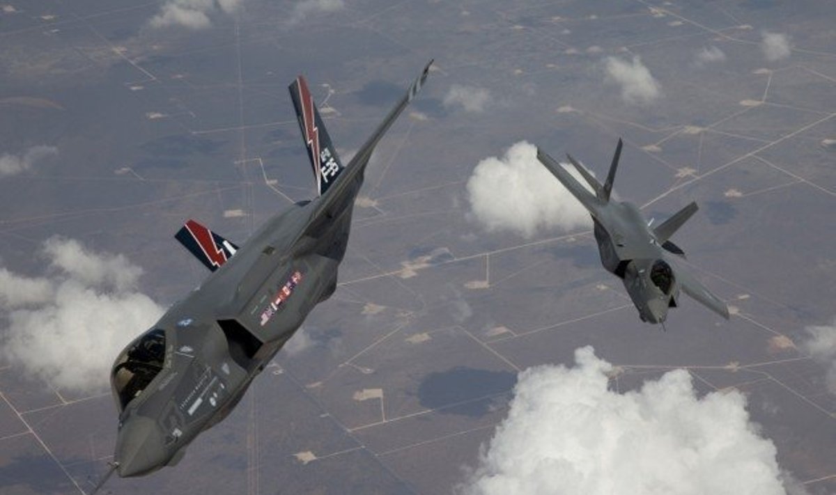 Kaks Lockheed Martini toodetud hävitajat F-35 Lightning II. Foto: Reuters