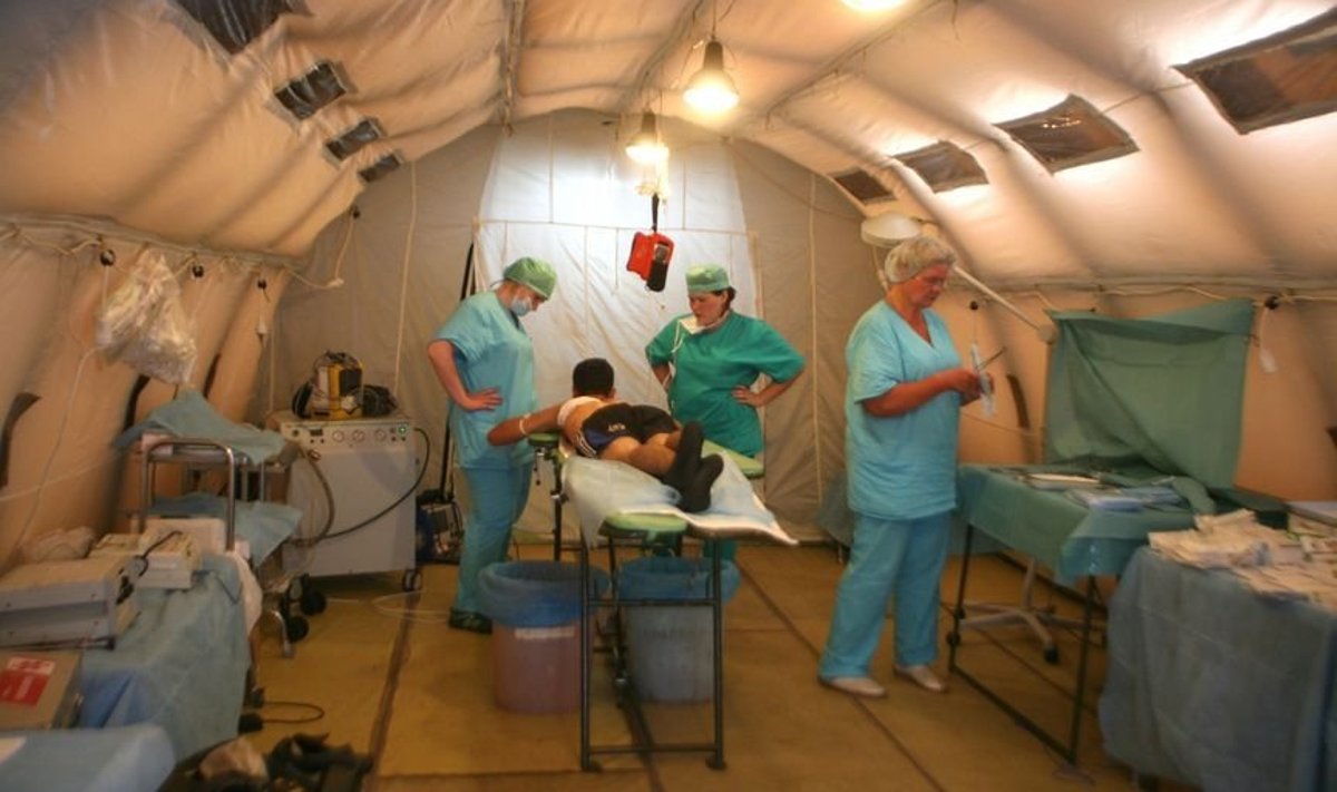 Arstid hooldavad haavatud meest Venemaa Eriolukordade Ministeeriumi välihaiglas Tshinvalis 12.08.2008. 
