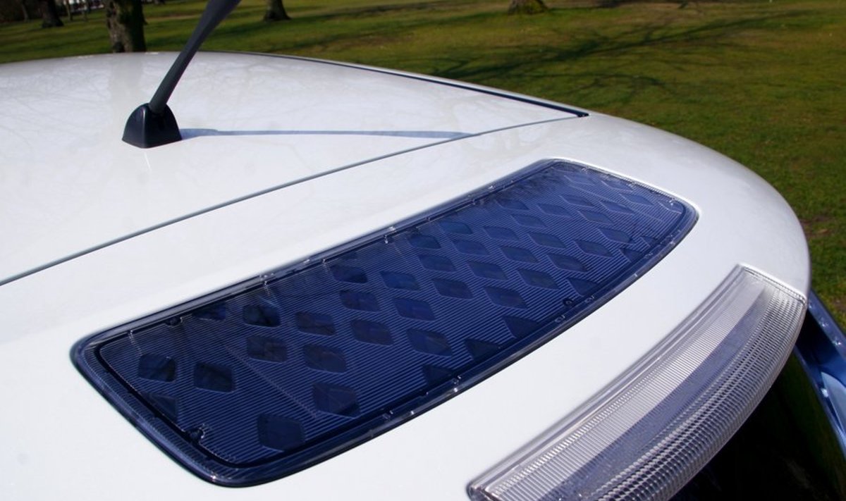 Elektriauto Nissan Leaf tagaspoileris olev päikesepatarei laadib auto tavalist akukest.