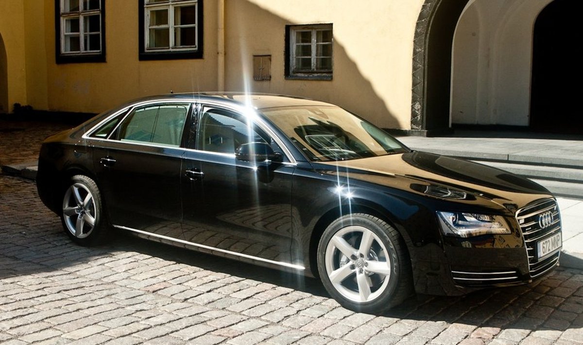 Andrus Ansipi uus must Audi A8 Riigikogu hoone ees.