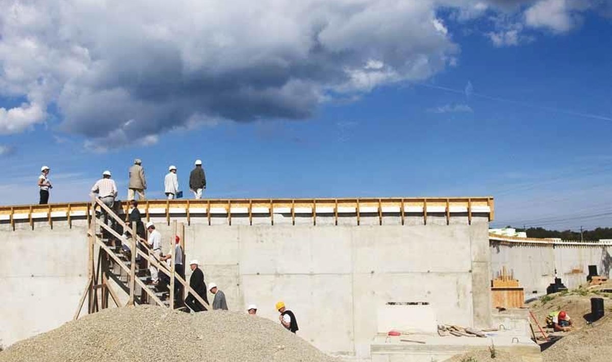Sarikapeo käigus lähevad uue veepuhastusjaama katusele pidulikku hetke tähistama vallavalitsuse, ehitajate ja Viimsi Vee esindajad. Foto: Endel Lepik