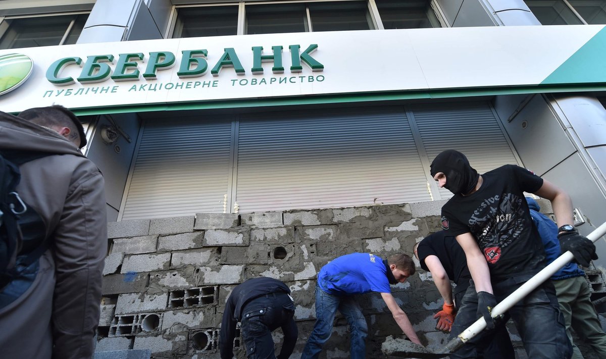 UKRAINE-RUSSIA-CONFLICT-BANKING-DEMO
