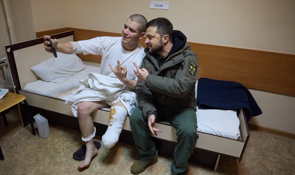 SÕDUR JA PRESIDENT: Harkivis haavata saanud Ukraina sõdur teeb pilti haiglat külastama tulnud president Volodõmõr Zelenskõiga. Foto detsembri algusest.
