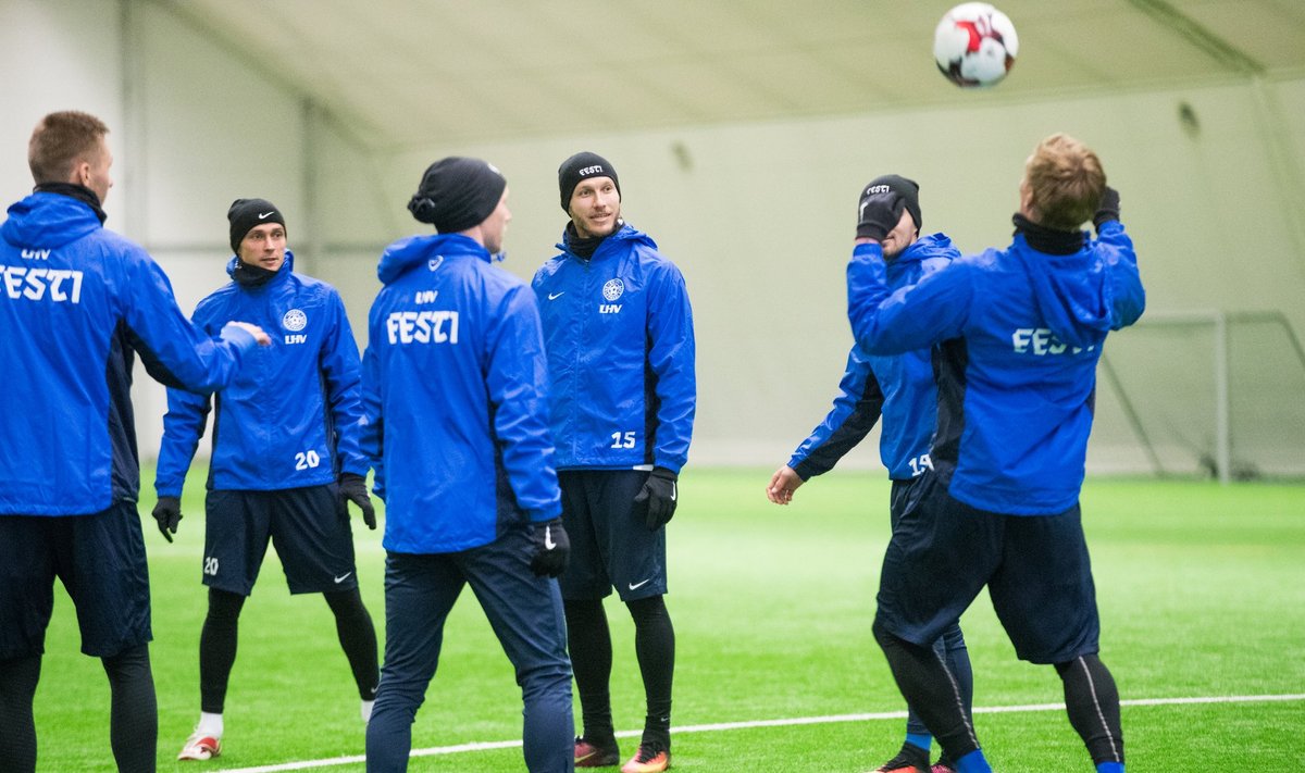 Eesti jalgpallikoondise treening sisehallis enne mängu Belgiaga