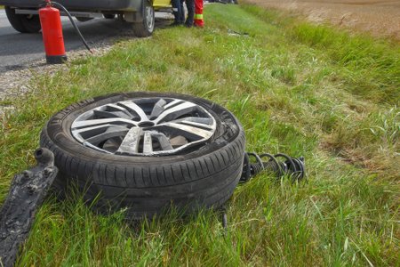 Viljandimaal põrkasid kokku kaks sõiduautot ja veok