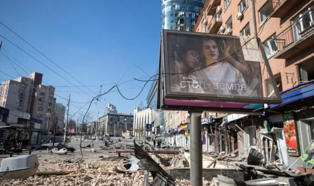 Постер фильма "Стоп-Земля" в районе Лукьяновка в Киеве, где 15 марта произошел взрыв