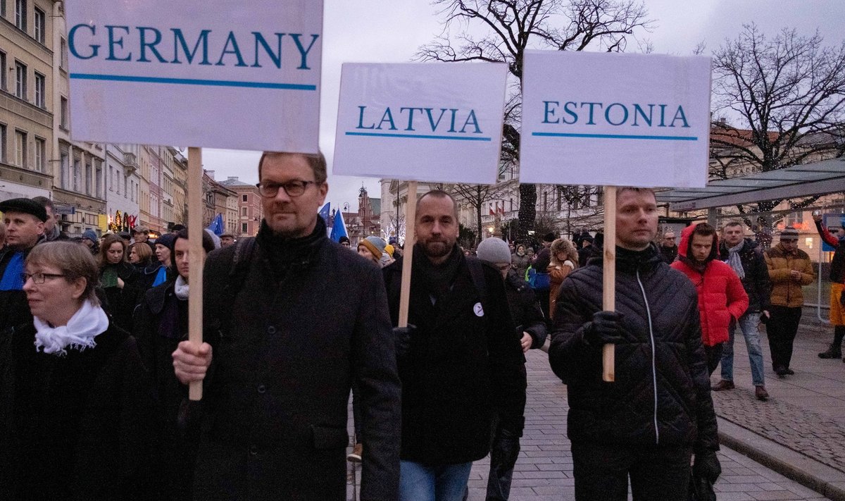 Meelis Eerik (paremal sildiga „Estonia”) ja teised Euroopa riikide kohtunikud marssisid reedel Varssavis Poola kohtunike ja kohtute sõltumatuse ja iseseisvuse toetuseks.