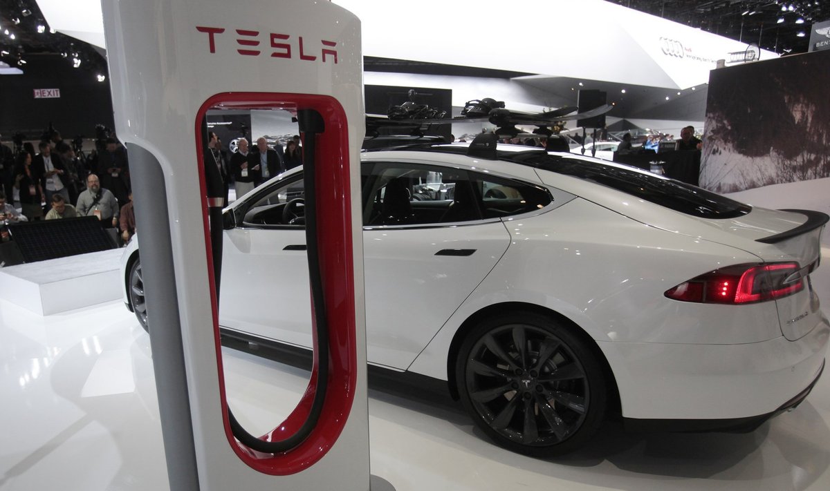 Tesla S elektriauto autonäitusel.
