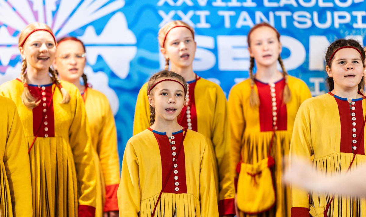 ETV lastekoor esitamas laulupeol kõlavat Aare Külama ja Haldi Välimäe pala „Oma mõtete mets“.