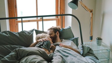 Eriline lõõgastus magamistoas | 37-aastane Merle jagab, kuidas looduslik abivahend aitas nii mehe terviseprobleemiga kui ka voodielu vürtsitamisel