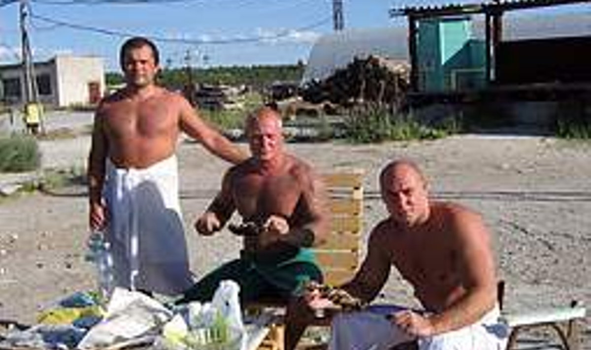 VAIKELU TSOONIS: (vasakult) Toomas Helin, Leo Pulst ja kolmas kaasvang ühel skandaalsetest Murru vangla “söömisorgiaid” paljastanud fotodest. Praegu istub Helin Saksamaal türmis, Pulst aga nõuab poolt miljonit teda rõvedustes süüdistanud netikommentaari eest.
