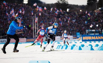 Spordidirektor Kauri Kõiv naiste ühisstardis Regina Ermitsale kaasa elamas.