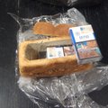 ФОТО: Таможенники обнаружили контрабанду сигарет, спрятанную в буханку белого хлеба