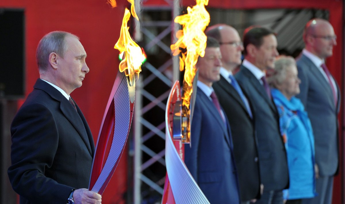 Vladimir Putin Sotši olümpiatõrvikut hoidmas