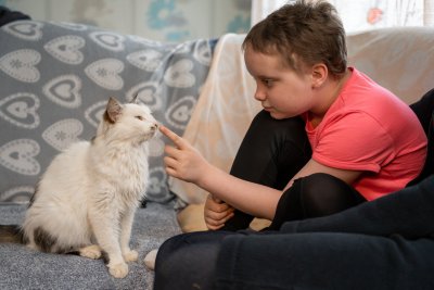 SÕBER TÄPI: Täna võib Raili oma neljajalgset sõpra paitada, kuid keemiravi ajal keelasid arstid kassi ja koera puudutamise. ära, et vältida immuunsüsteemi allasurutusest tingitud infektsioone.