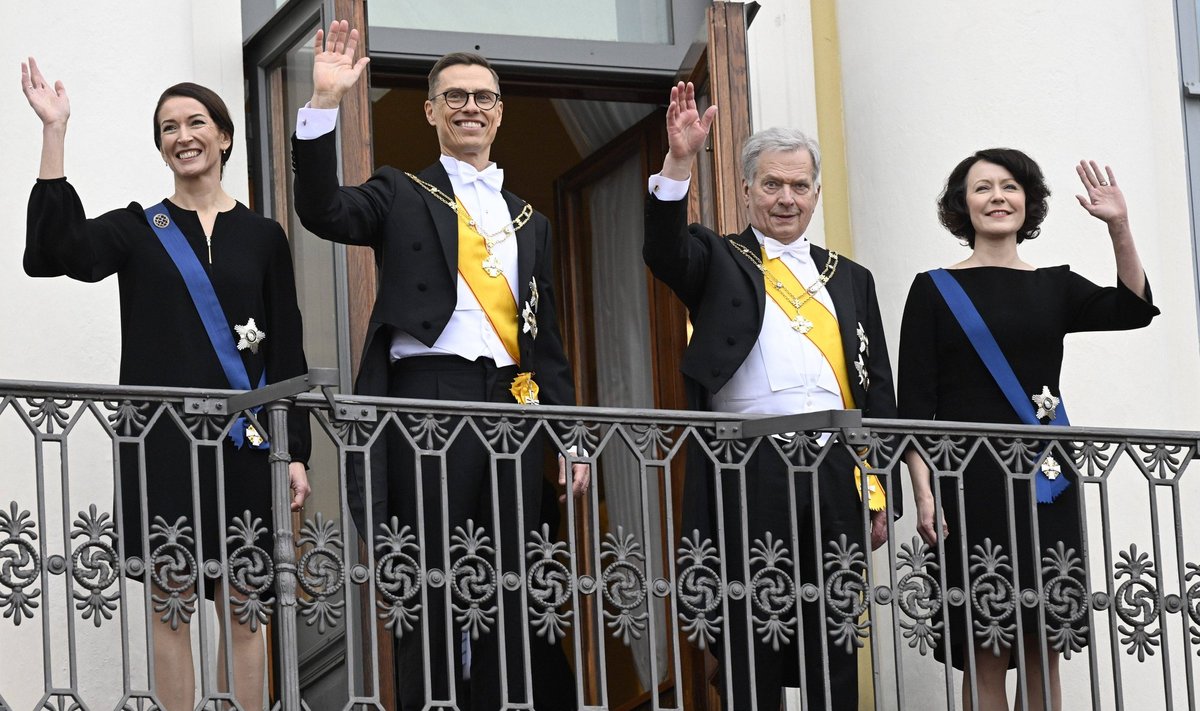 Soome Vabariigi uus president Alexander Stubb ning ametist lahkuv president Sauli Niinistö tervitavad Soome rahvast presidendilossi rõdul.