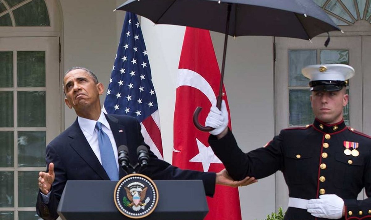 Eelmisel neljapäeval kaitses vapper merejalaväelane president Obamat Valge Maja aias toimunud pressikonverentsil nii vihma kui ka ajakirjanike küsimusterahe eest.