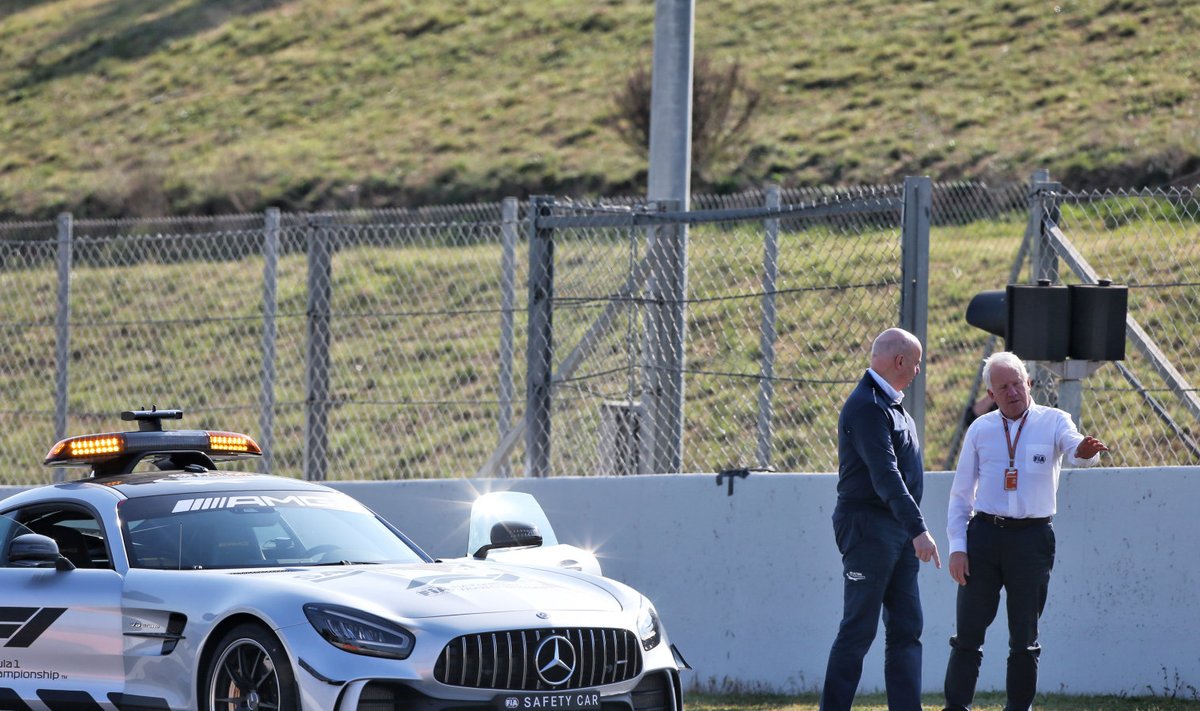 Charlie Whiting (paremal) veebruari lõpus F1 Barcelona testisõidul.